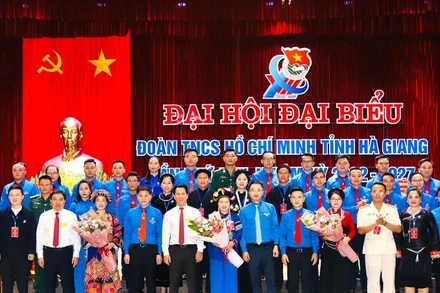 Lãnh đạo Tỉnh ủy Hà Giang và Trung ương Đoàn tặng hoa chúc mừng Ban Chấp hành Tỉnh đoàn khóa mới.