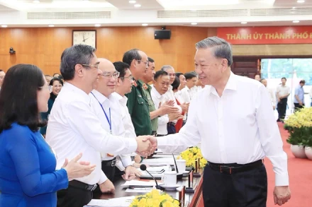 Tổng Bí thư, Chủ tịch nước Tô Lâm với các đồng chí Thành ủy thành phố Hồ Chí Minh. (Ảnh: TTXVN)