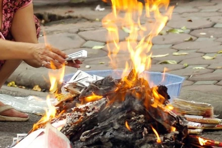 Hà Nội: Cảnh báo nguy cơ cháy nổ từ việc đốt vàng mã ngày Tết. (Ảnh: TTXVN phát)