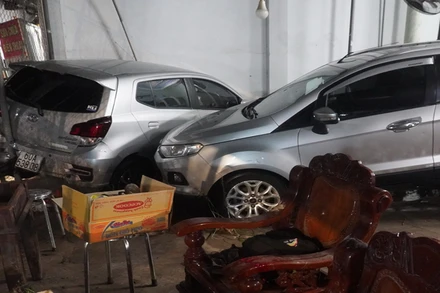 Xe ô-tô hư hỏng do nước cuốn trôi.