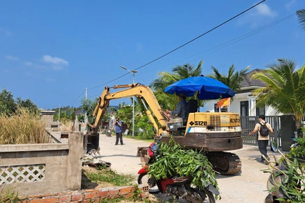 Người dân tự nguyện tháo dỡ căn biệt thự vi phạm ở khu đất 18,9ha do Nhà nước quản lý, tại thành phố Phú Quốc. 