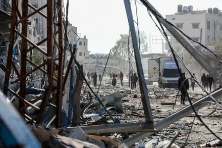 Cảnh tàn phá sau cuộc không kích của Israel tại Rafah, Dải Gaza. (Ảnh: THX/TTXVN)