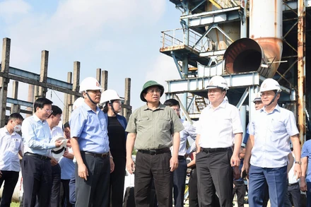 Thủ tướng Phạm Minh Chính và đoàn công tác khảo sát thực tế giai đoạn 2 dự án mở rộng Nhà máy Gang thép Thái Nguyên.