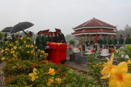 Đưa các liệt sĩ về nơi an nghỉ.