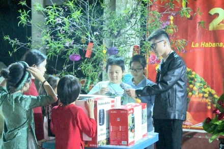 Sinh viên, học sinh Việt Nam tại Cuba chơi hái hoa dân chủ và quay sổ xố gây quỹ cho các hoạt động của Đoàn TNCS Hồ Chí Minh tại Cuba. Ảnh: Mai Phương/TTXVN