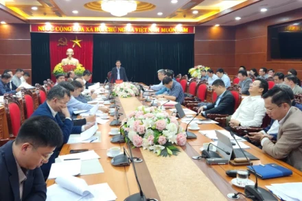 Chủ tịch Ủy ban nhân dân tỉnh Hòa Bình (giữa) chủ trì hội nghị.