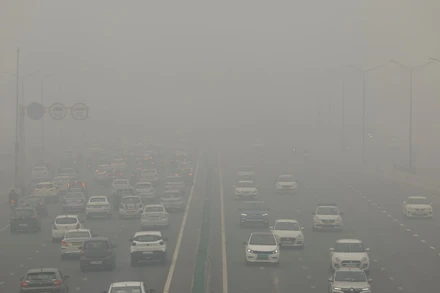 Bầu trời bị bao phủ khói bụi sau khi chất lượng không khí ở New Delhi trở nên "nghiêm trọng" do ô nhiễm. Ảnh: Reuters 