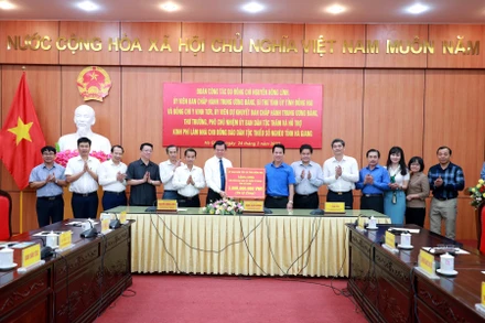 Đồng chí Nguyễn Hồng Lĩnh trao bảng hỗ trợ kinh phí làm nhà ở đồng bào dân tộc thiểu số nghèo cho lãnh đạo tỉnh Hà Giang.