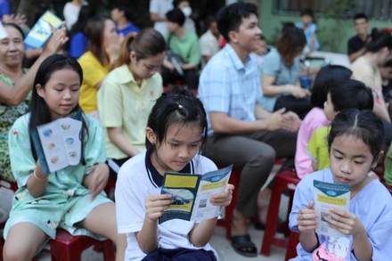  Người dân, thanh niên, công nhân, thiếu nhi tại Khu lưu trú công nhân - văn hóa số 1 trải nghiệm, tìm hiểu tác hại của việc khai thác nước ngầm.