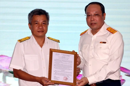 Phó Tổng cục trưởng Tổng cục Thuế Vũ Xuân Bách trao quyết định bổ nhiệm Cục trưởng Cục thuế tỉnh Đồng Nai cho đồng chí Nguyễn Toàn Thắng.