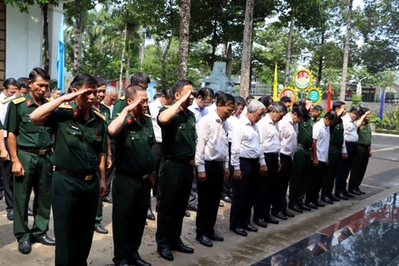 Các đồng chí lãnh đạo tỉnh Đồng Nai và đại biểu dành phút tưởng niệm các anh hùng liệt sĩ.
