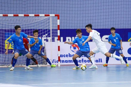 Các cầu thủ Thái Sơn Nam (áo trắng) và Cao Bằng trong một tình huống tranh chấp bóng.