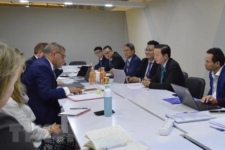 Đoàn đại biểu Việt Nam do Bộ trưởng Bộ Tài nguyên và Môi trường Trần Hồng Hà dẫn đầu làm việc với Chủ tịch COP26 Alok Sharma về chuyển đổi năng lượng của Việt Nam. (Ảnh: Nguyễn Trường/TTXVN)