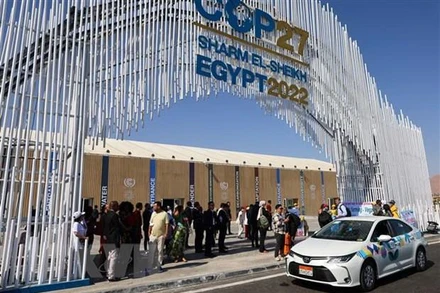 Các đại biểu tới tham dự Hội nghị COP27 ở thành phố Sharm El-Sheikh, Ai Cập. (Ảnh: AFP/TTXVN)