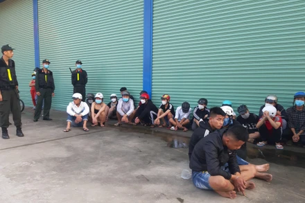 Nhóm đua xe trái phép bị công an tạm giữ.