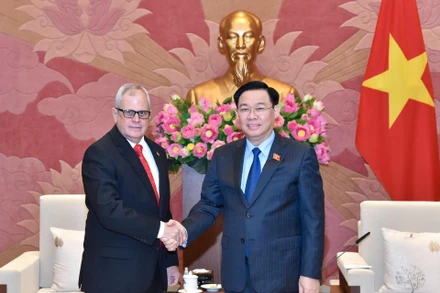 Chủ tịch Quốc hội Vương Đình Huệ và Tổng Thư ký Quốc hội và Hội đồng Nhà nước Cuba Homero Acosta Álvarez tại buổi tiếp.