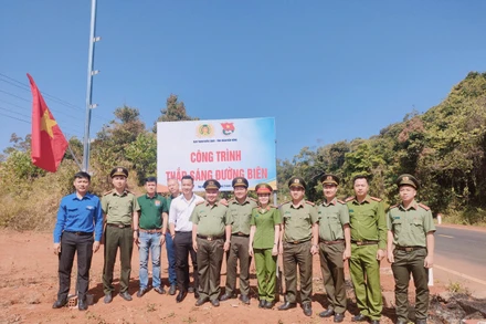Tuổi trẻ Công an các đơn vị bên công trình “Thắp sáng đường biên”.