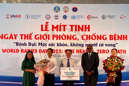 Đại diện tổ chức FAO và Công ty cổ phần Y tế Đức Minh tài trợ vaccine để tiêm phòng miễn phí cho đàn chó, mèo trên địa bàn tỉnh Bến Tre.