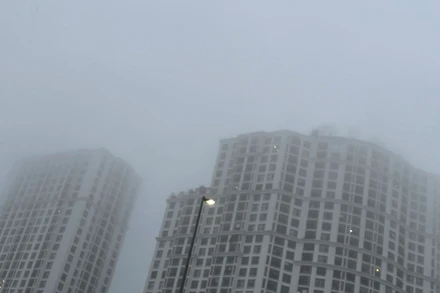 Khu vực Hà Nội có sương mù, mưa phùn. Ảnh: Đ.T