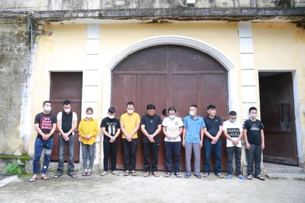 Các đối tượng trong đường dây cá độ bóng đá bị công an bắt giữ. 