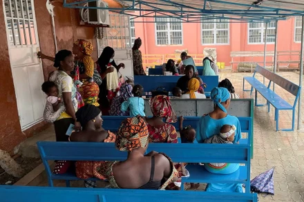 Tiêm chủng cho trẻ nhỏ ở Bundung, Gambia. (Ảnh: Reuters)