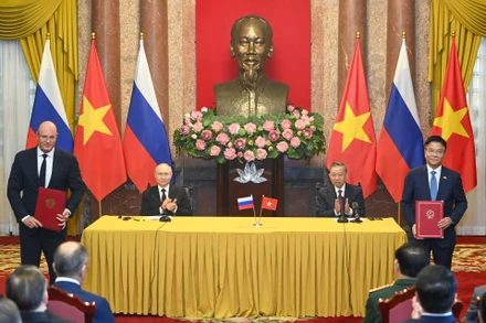 Chủ tịch nước Tô Lâm và Tổng thống Liên bang Nga Vladimir Putin chứng kiến Lễ trao các văn kiện hợp tác Việt Nam-Liên bang Nga.