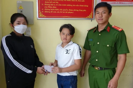 Trần Minh Đạt trao trả chiếc ví nhặt được cho chị N.T.T.T.