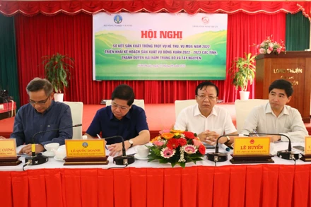 Lãnh đạo Bộ Nông nghiệp và Phát triển nông thôn và lãnh đạo tỉnh Ninh Thuận chủ trì buổi hội thảo.