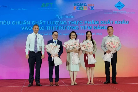 Lãnh đạo ITPC tặng hoa cho các diễn giả.
