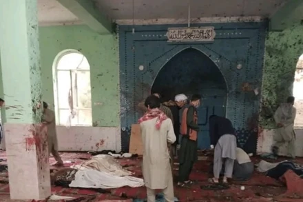 Vụ nổ xảy ra bên trong thánh đường Hồi giáo Imam Zaman khi các tín đồ đang tham gia cầu nguyện. (Nguồn: Atlas News)