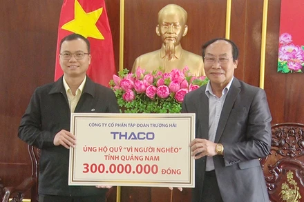 Đại diện THACO trao biểu trưng 300 triệu đồng tặng Quỹ “Vì người nghèo” tỉnh Quảng Nam.