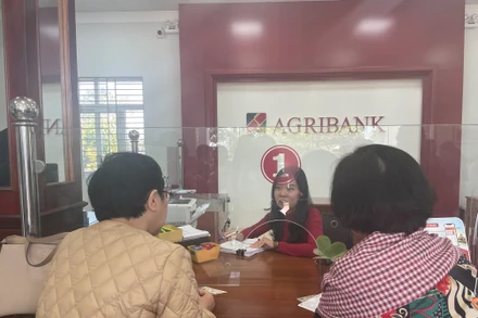 Giao dịch khách hàng tại chi nhánh ngân hàng Agribank.