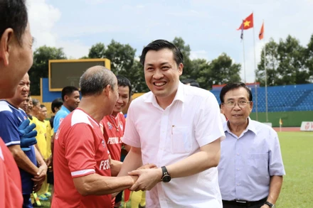 Phó Chủ tịch VFF Cao Văn Chóng gửi lời chào mừng các cựu cầu thủ tham dự Festival. 