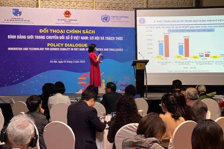 Các chuyên gia chia sẻ tại buổi đối thoại “Bình đẳng giới trong chuyển đổi số ở Việt Nam: Cơ hội và thách thức”. 