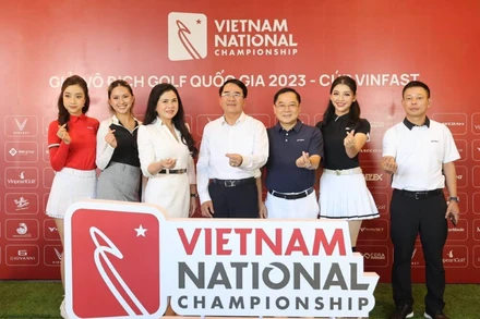 Ban tổ chức giải và nhà tài trợ tại cuộc họp báo.