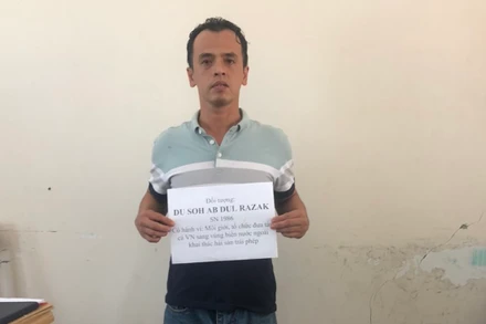 Đối tượng Du Soh Abu Dul Ra Zak bị bắt giữ tại cơ quan chức năng.