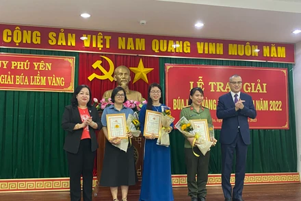 Chiều ngày 13/1, Ban Thường vụ Tỉnh ủy Phú Yên tổ chức lễ trao Giải báo chí về xây dựng Đảng tỉnh Phú Yên năm 2022 ( Giải Búa liềm vàng). 