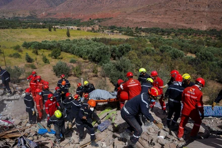 Các nhân viên cứu hộ đang tìm kiếm người mất tích. Ảnh: Reuters.