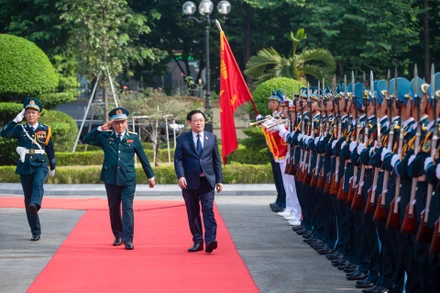 Chủ tịch Quốc hội Vương Đình Huệ duyệt đội danh dự Quân chủng Phòng không - Không quân.