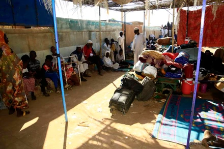 Những người dân phải di dời khỏi khu vực Al-Samrab ở trong một ngôi trường tại khu phố Al-Ahamda thuộc thành phố Bahri, phía bắc thủ đô Khartoum của Sudan. (Ảnh: Tân Hoa xã)