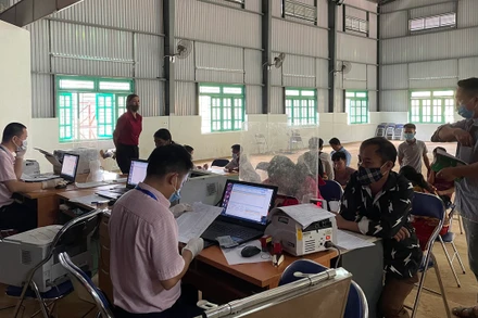 Ngân hàng chính sách-xã hội Tuần Giáo chi trả tiền dịch vụ môi trường rừng cho các chủ rừng tại huyện Tuần Giáo.