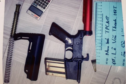 Vũ khí quân dụng do đối tượng Lê Văn Thanh (SN 1975) tàng trữ trái phép bị Công an huyện Dầu Tiếng, tỉnh Bình Dương bắt giữ vào tháng 10/2022. (Ảnh: Công an cung cấp).