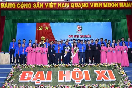 Lãnh đạo Tỉnh ủy, Ủy ban nhân dân tỉnh, Ban Bí thư Trung ương Đoàn tặng hoa chúc mừng Ban Chấp hành Tỉnh đoàn Đồng Tháp Khóa XI.