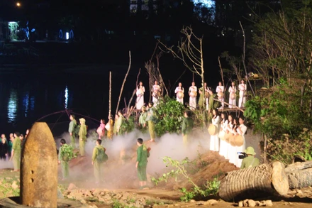 Một hoạt cảnh xúc động bên bến phà Xuân Sơn lịch sử.