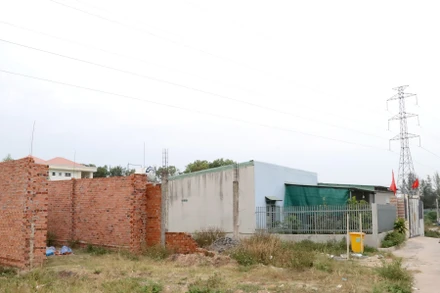 Nhiều công trình nhà ở xây dựng trái phép dưới đường điện cao áp ở tờ bản đồ số 18, thị trấn Hiệp Phước, huyện Nhơn Trạch.