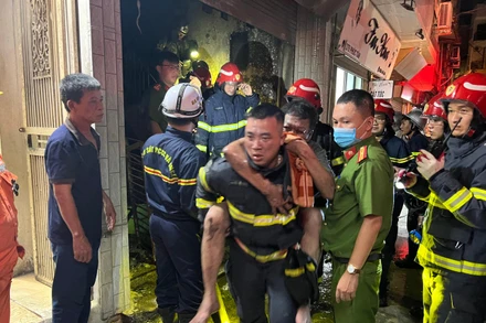 Cảnh sát đưa người dân thoát khỏi đám cháy.