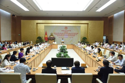 Quang cảnh buổi làm việc.