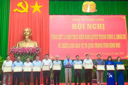 Ban Tổ chức khen thưởng các tập thể và cá nhân có thành tích xuất sắc trong 10 năm thực hiện Nghị quyết Trung ương 8 (khóa XI).