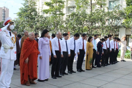 Lãnh đạo thành phố mặc niệm tưởng nhớ Chủ tịch Hồ Chí Minh tại Công viên tượng đài Chủ tịch Hồ Chí Minh.