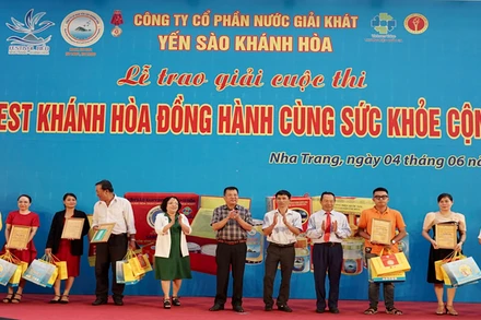 Sanvinest trao thưởng các tác giả đạt giải. (Ảnh: VÕ TOÀN)